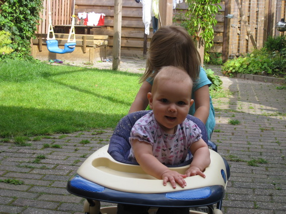 Hihi.. Saskia duwt me lekker de tuin rond in mijn loopstoeltje