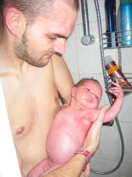 Heerlijk onder de douche met papa