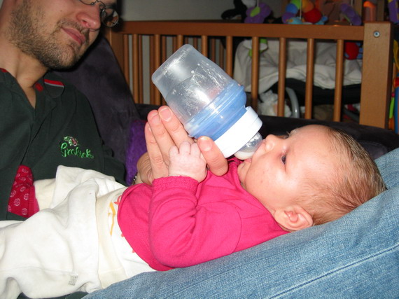 Mijn eerste flesje.. van papa.. Even proberen of ik er wel uit wil drinken