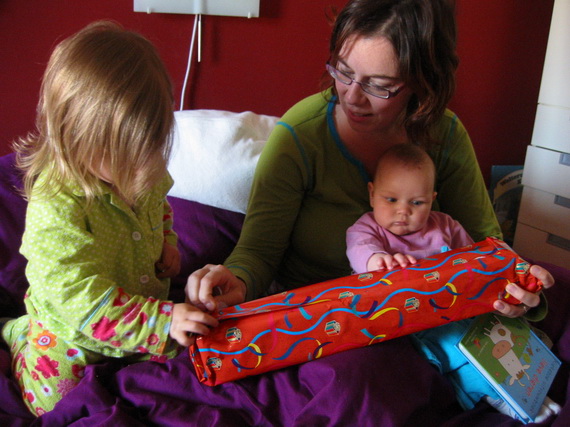 Mama helpen haar moederdagkadootje uitpakken